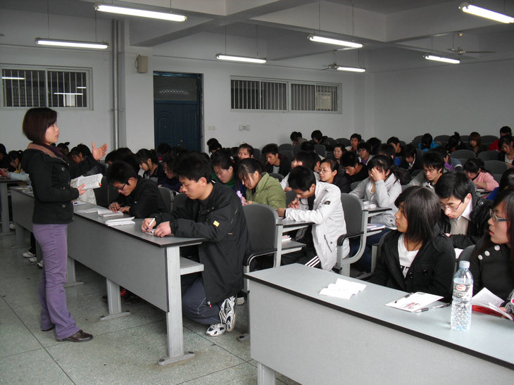 生环系党校学员认真听讲