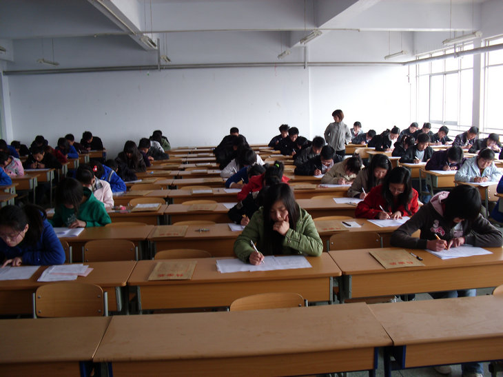生环系分党校学员认真考试